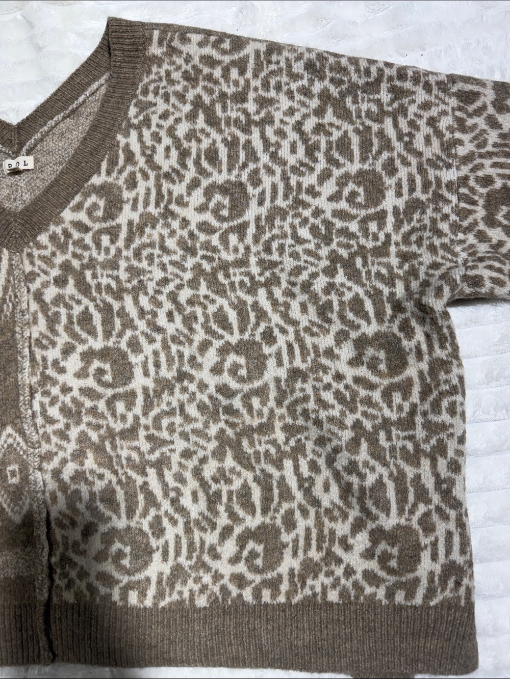 POL Women’s Oversized Animal Print Geometric V-Neck Sweater Size Large - Picture 3 of 6